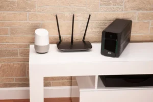 جهاز يو بي اس يقوم AVR بتصحيح اختلافات الجهد لتوفير طاقة موثوقة